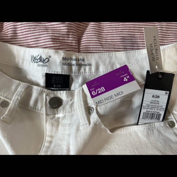 SOLD Mossimo Mid Rise Midi White Denim Shorts Size 6/28 4" Inseam *small stain* - Picture 6 of 6